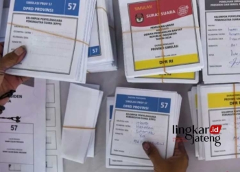 Anggota KPPS di Grobogan Meninggal Dunia, Sempat Dilarikan ke RS Beberapa Kali 27 ILUSTRASI: Petugas KPPS sedang menyusun surat suara. (Antara/Lingkarjateng.id)