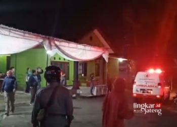 EMERGENCY: Mobil ambulance membawa satu anggota KPPS TPS 11 Kelurahan Salatiga, Kecamatan Sidorejo, Salatiga yang pingsan saat mengantar kotak suara ke PPK pada Kamis, 15 Februari 2024 pagi. (Dok. KPU Kota Salatiga/Lingkarjateng.id)