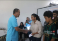 SEMRINGAH: Salah satu Pengurus Pengurus Cabang (Pengcab) Akuatik Indonesia (AI) Kabupaten Jepara Arif Darmawan saat memberikan bonus kepada para atlet dan pelatih renang berprestasi. (Tomi Budianto/Lingkarjateng.id)