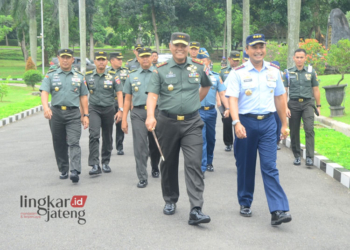 SILATURAHMI: Pangdam IV/Diponegoro, Mayjen TNI Tandyo Budi menyambut kedatangan Panglima Komando Gabungan Wilayah Pertahanan II, Marsdya TNI Mohamad Tonny Harjono beserta rombongan di Makodam IV/Diponegoro pada Kamis, 22 Februari 2024. (Kodam IV/Diponegoro/Lingkarjateng.id)