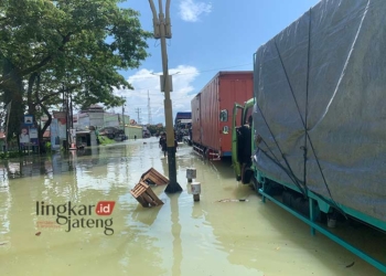 BANJIR: Kondisi banjir di Jalan Pantura, tepatnya di Desa Karanganyar, Kabupaten Demak, pada Kamis, 8 Februari 2024. (Mu. Burhanuddin Aslam/Lingkarjateng.id)