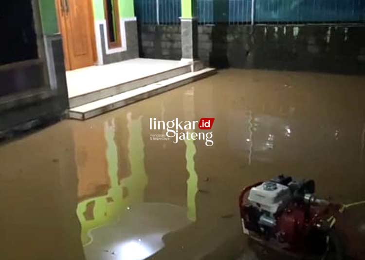 BANJIR: Kondisi banjir di permukiman warga Desa Asinan, Kecamatan Bawen, Kabupaten Semarang pada Rabu, 7 Februari 2024 malam. (Hesty Imaniar/Lingkarjateng.id)