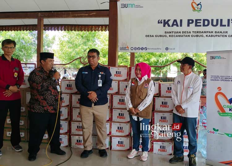 Bantuan Terus Mengalir, Korban Banjir di Gubug Grobogan Terima Paket Sembako 25 TERIMA BANTUAN: BPBD Grobogan saat menerima bantuan untuk korban banjir berupa ratusan paket sembako. (Eko Wicaksono/Lingkarjateng.id)