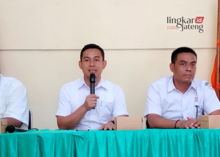 Bawaslu Blora Rekomendasikan Hitung Ulang di 10 TPS, Ini Alasannya 25 Ketua Bawaslu Blora, Andyka Fuad Ibrahim (kiri). (Hanafi/Lingkarjateng.id)