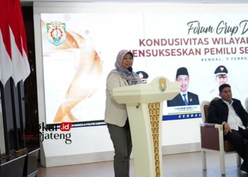 BERI PENGARAHAN: Ketua Bawaslu Kendal, Hevy Indah Oktaria saat memberikan pengarahan. (Arvian Maulana/Lingkarjateng.id)