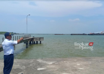 LAUT LEPAS: Kasubag TU UPTD Pelabuhan Penyeberangan Kendal, Sugiyono menunjukkan area pelabuhan yang mengalami pendangkalan, Rabu, 21 Februari 2024. (Arvian Maulana/Lingkarjateng.id)