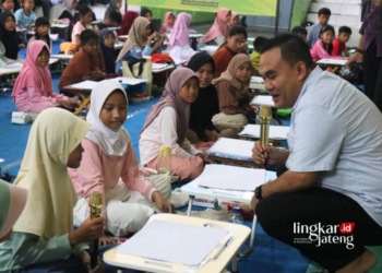 BERCENGKRAMA: Bupati Blora, Arief Rohman, bercengkrama dengan peserta lomba menggambar yang diselenggarakan The Point Indonesia di Gelanggang Remaja Kolonel Sunandar, Blora pada Minggu, 25 Februari 2024. (Dok. Prokompim Blora/Lingkarjateng.id)