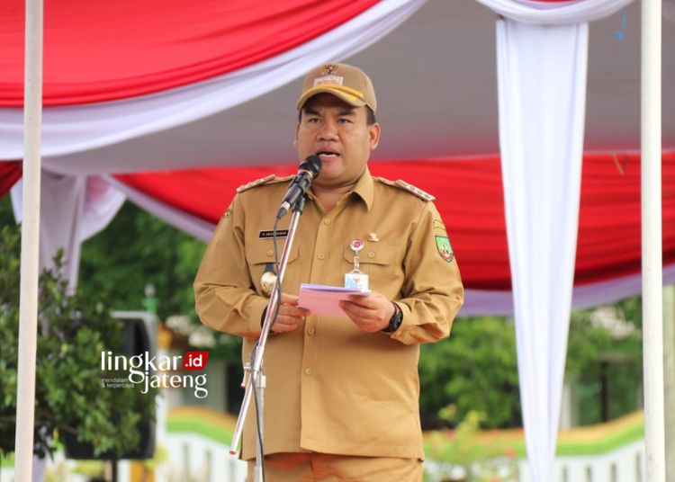 Bupati Blora, Arief Rohman, menyampaikan arahan saat Apel Siaga Pengawasan Pemilu 2024 di alun-alun Blora, Senin, 5 Februari 2024. (Dok. Humas Prokompim Blora/Lingkarjateng.id)