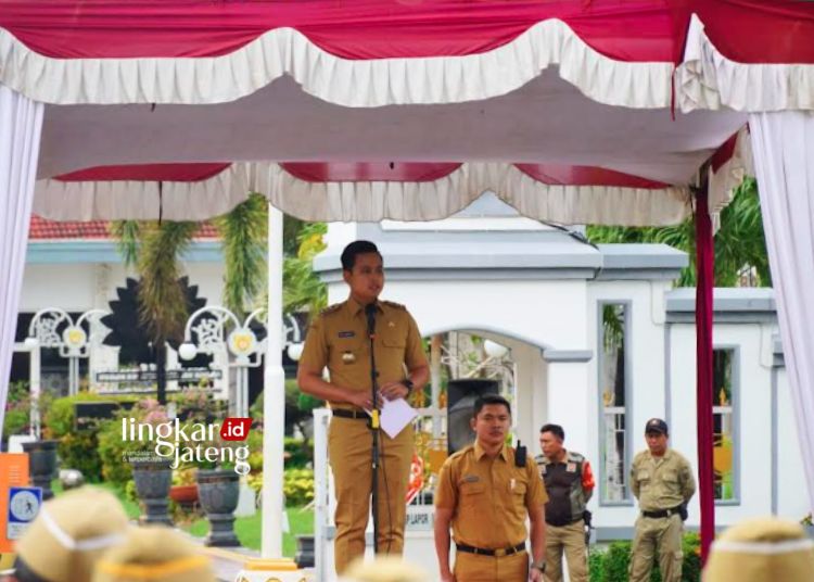 Bupati Kendal, Dico M. Ganinduto saat memimpin apel bersama di Alun-alun Kendal pada Senin, 5 Februari 2024. (Dok. Pemkab Kendal/Lingkarjateng.id)