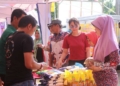 BELI BERAS: Warga sedang membeli beras SPHP dalam Operasi Pasar Murah yang digelar di Desa Kedungbulus, Kecamatan Gembong, Kabupaten Pati, pada Kamis, 29 Februari 2024. (Setyo Nugroho/Lingkarjateng.id)