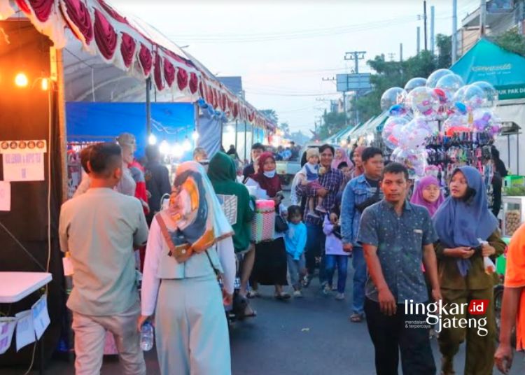 ILUSTRASI: Suasana tradisi Dandangan di Kabupaten Kudus pada tahun 2023. (Nisa Hafizhotus. S/Lingkarjateng.id)