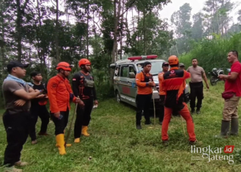 PENCARIAN: Tim SAR gabungan melakukan pencarian warga Kecamatan Kaliwungu, Kabupaten Semarang yang hilang sejak Rabu, 14 Februari 2024 lalu di wilayah hutan Dusun Pongangan, Desa Samirono, Kecamatan Getasan, Kabupaten Semarang, Jumat petang, 23 Februari 2024. (Hesty Imaniar/Lingkarjateng.id)
