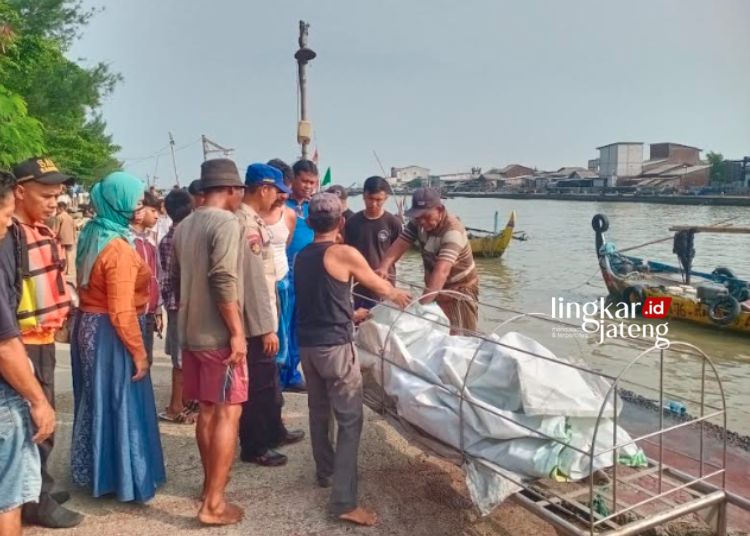 EVAKUASI: Tim Basarnas Semarang mengevakuasi nelayan Tambaklorok Kelurahan Tanjung Mas, Kecamatan Semarang utara, Kota Semarang yang ditemukan tewas pada Kamis, 15 Februari 2024. (Rizky Syahrul Al-Fath/Lingkarjateng.id)