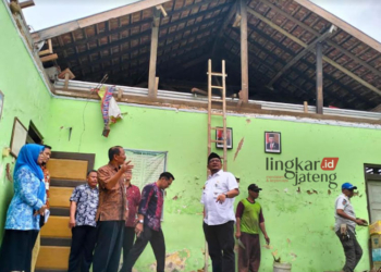 CEK KONDISI: Disdikpora Kabupaten Kudus saat meninjau atap sekolah yang ambruk di SD 6 Hadipolo, Kecamatan Jekulo, Kabupaten Kudus, Rabu, 28 Februari 2024. (Nisa Hafizhotus Syarifa/Lingkarjateng.id)