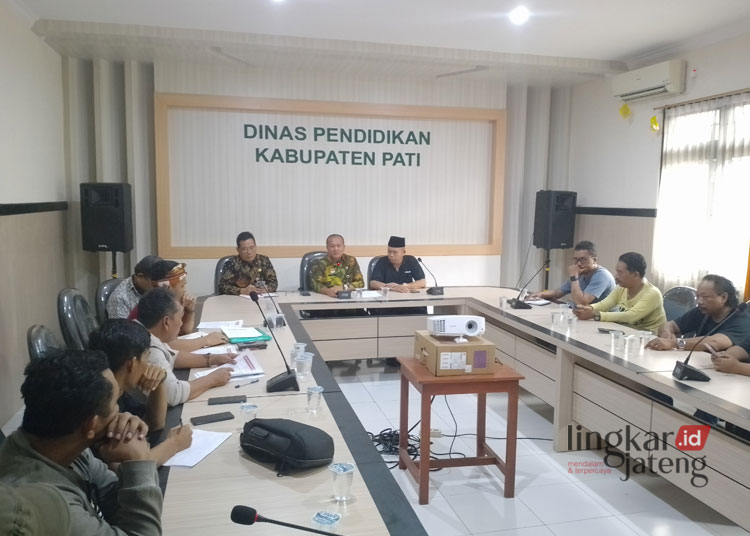 MEMIMPIN: Plt Kepala Disdikbud Pati Tulus Budihardjo saat memberikan sambutan dalam audiensi bersama LSM Lidik Krimsus di Ruang Dapat setempat, Jumat, 2 Januari 2024. (Arif Febriyanto/Lingkarjateng.id)