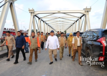 MENINJAU: Kepala BNPB bersama rombongan forkopimda Kabupaten Demak menuju lokasi tanggul jebol di Kecamatan Karanganyar, Demak, Senin, 12 Februari 2024. (BNPB Indonesia/Lingkarjateng.id)
