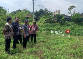 TINJAU LANGSUNG: Bupati Semarang Ngesti Nugraha dan jajaran Forkompimda Kabupaten Semarang melakukan peninjauan di Komplek GOR Wujil, Kecamatan Bergas, Kabupaten Semarang, Senin, 12 Februari 2024. (Hesty Imaniar/Lingkarjateng.id)