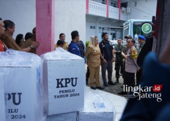 LAKUKAN PANTAUAN: Wali Kota Semarang Hevearita Gunaryanti Rahayu saat ikut mengecek kesehatan personel petugas kecamatan saat melaksanakan kegiatan pengecekan distribusi logistik Pemilu di GOR Manunggal Jati, Kota Semarang, Senin, 12 Februari 2024. (Rizky Syahrul Al-Fath/Lingkarjateng.id)