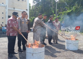 H-1 Pemilu, KPU dan Forkompimda Kabupaten Semarang Musnahkan 18.841 Surat Suara Rusak dan Sisa 26 PEMUSNAHAN: Jajaran KPU Kabupaten Semarang, bersama Bupati Semarang, Ngesti Nugraha, Wakil Bupati Semarang, H Basari, dan juga jajaran Polres Semarang, Kodim 0714/Salatiga, serta Forkompimda dan juga disaksikan oleh Bawaslu Kabupaten Semarang saat melakukan pemusnahan surat suara Pemilu 2024 di Kabupaten Semarang, dengan cara dibakar di halaman Komplek GOR Wujil, Kecamatan Bergas, Kabupaten Semarang, pada Selasa, 13 Februari 2024. (Hesty Imaniar/Lingkarjateng.id)