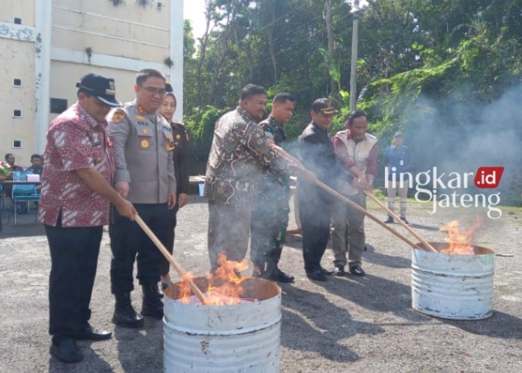 PEMUSNAHAN: Jajaran KPU Kabupaten Semarang, bersama Bupati Semarang, Ngesti Nugraha, Wakil Bupati Semarang, H Basari, dan juga jajaran Polres Semarang, Kodim 0714/Salatiga, serta Forkompimda dan juga disaksikan oleh Bawaslu Kabupaten Semarang saat melakukan pemusnahan surat suara Pemilu 2024 di Kabupaten Semarang, dengan cara dibakar di halaman Komplek GOR Wujil, Kecamatan Bergas, Kabupaten Semarang, pada Selasa, 13 Februari 2024. (Hesty Imaniar/Lingkarjateng.id)
