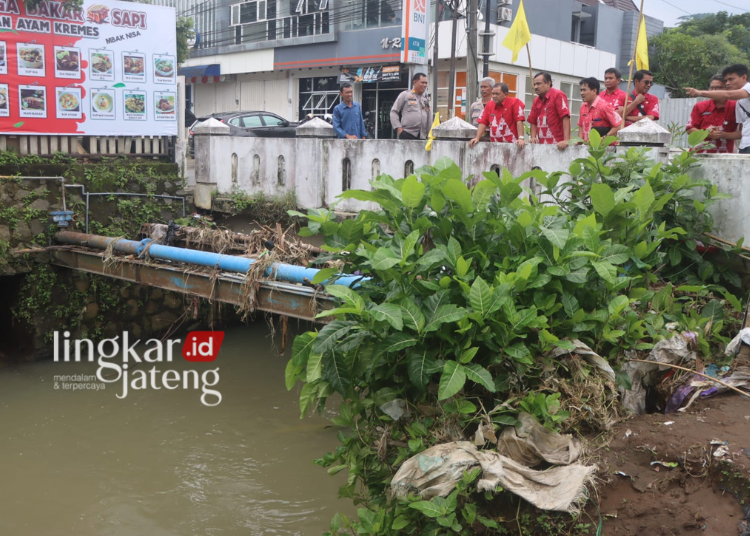 TINJAUAN: Bupati Semarang, Ngesti Nugraha didampingi Kepala DPU Kabupaten Semarang, Valeanto Soekendro dan beberapa perwakilan Forkompimda Kabupaten Semarang saat melakukam tinjauan di wilayah langganan banjir tepatnya di perbatasan wilayah Kelurahan Kalirejo dan Kelurahan Sidomulyo, atau Kali Gung di Kecamatan Ungaran Timur, Kabupaten Semarang, pada Rabu, 7 Februari 2024. (Diskominfo Kabupaten Semarang/Lingkarjateng.id)