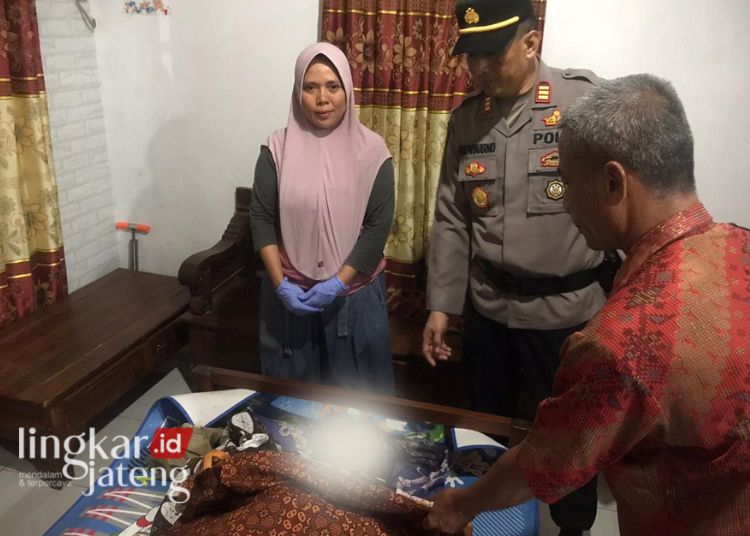 Kapolsek Pegandon AKP Adi Winarno dan anggota melalukan pengecekan lokasi, Sabtu malam, 17 Februari 2024. (Dok. Lingkarjateng.id)