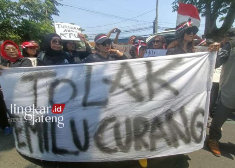 DEMO: Aliansi Masyarakat Sipil saat menggeruduk Kantor KPU Jawa Tengah (Jateng) di Jalan Veteran, Kota Semarang pada Rabu pagi, 21 Februari 2024 sekira pukul 10.15 WIB. (Rizky Syahrul/Lingkarjateng.id)