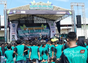 SEMARAK: Sigrak Selikur Fest dalam rangka Dies Natalis ke-21 SMK Kesuma Margoyoso Pati berlangsung tertib dan meriah pada Rabu, 21 Februari 2024. (Mutia Parasti/Lingkar TV)