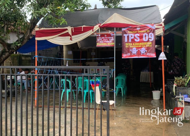 Suasa TPS 09 di Desa Karanganyar, Kecamatan Demak yang sempat diguyur hujan, namun proses pemungutan suara susulan tetap berjalan pada Sabtu, 24 Februari 2024. (M Burhanudin Aslam/Lingkarjateng.id)