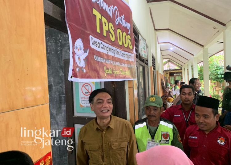 Komisioner Komisi Pemilihan Umum Republik Indonesia (KPU RI), Yulianto Sudrajat saat monitoring di TPS 06 Desa Cangkring, Karanganyar, Demak, Sabtu, 24 Februari 2024. (M Burhanudin Aslam/Lingkarjateng.id)