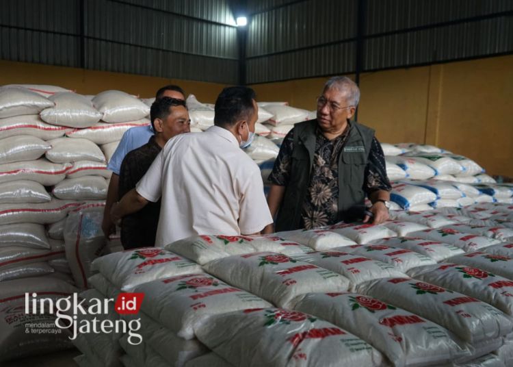 Direktur Utama (Dirut) Perum Bulog, Bayu Krisnamurthi saat mengunjungi salah satu tempat penggilingan dan produksi beras lokal di wilayah Kecamatan Ngawen, Blora, Sabtu, 24 Februari 2024. (Dok. Lingkarjateng.id)