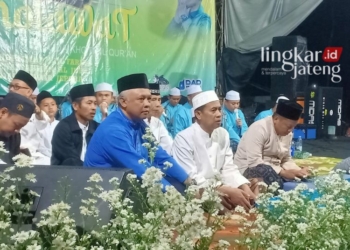 Hadiri Haflah Akhirussanah dan Wisuda Khotmil Quran Ponpes Darussalam, Begini Pesan Camat Boja Kendal 31 KHIDMAT : Camat Boja Sunarto hadir dalam Darussalam Bersholawat yang digelar di Ponpes Darussalam Sasak Meteseh Kecamatan Boja pada Sabtu malam, 25 Februari 2024. (Robison/Lingkarjateng.id)