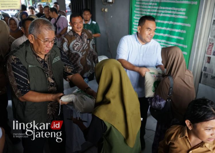 Direktur Utama (Dirut) Perum Bulog, Bayu Krisnamurthi didampingi Bupati Blora Arief Rohman membagikan bantuan beras dari Perum Bulog kepada sekitar seribu pedagang Pasar Ngawen yang pada Selasa, 9 Januari 2024 lalu menjadi korban kebakaran, Sabtu, 24 Februari 2024. (Humas Blora/Lingkarjateng.id)