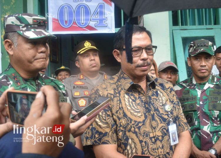 Pangdam IV/Diponegoro, Mayjen TNI Tandyo Budi R bersama Pj Gubernur Jawa Tengah Nana Sudjana mengunjungi salah satu TPS terdampak banjir di Demak, Sabtu, 24 Februari 2024. (Kodam IV/Diponegoro/Lingkarjateng.id)