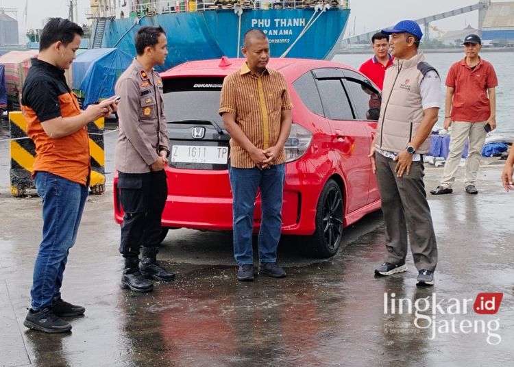 Tim Satgas Pangan Polri Cek Distribusi Beras Impor untuk Wilayah Jateng 25 Pengecekan distribusi beras hasil importasi untuk wilayah Jateng di Pelabuhan Tanjung Emas Semarang, Jumat, 23 Februari 2024 oleh Tim Satgas Pangan Polri. (Dok. Lingkarjateng.id)