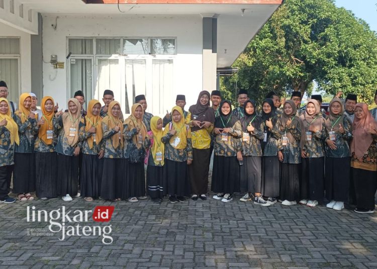 Meski Persiapan Singkat, Kecamatan Gemuh Mantap Kirim Delegasi Ikut Ajang MTQ Kendal ke XXX 25 KOMPAK: Persiapan para delegasi dari Kecamatan Gemuh yang terdiri dari peserta dan pendamping untuk maju ikuti ajang MTQ Tingkat Kabupaten Kendal ke XXX. (Dok. Pribadi/Lingkarjateng.id)