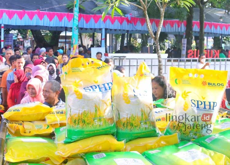 ANTUSIAS: Warga tampak antusias mengikuti kegiatan Gerakan Pangan Murah di halaman Kantor Dinas Pertanian dan Pangan Kabupaten Kudus. (Nisa Hafizhotus Syarifa/Lingkarjateng.id)