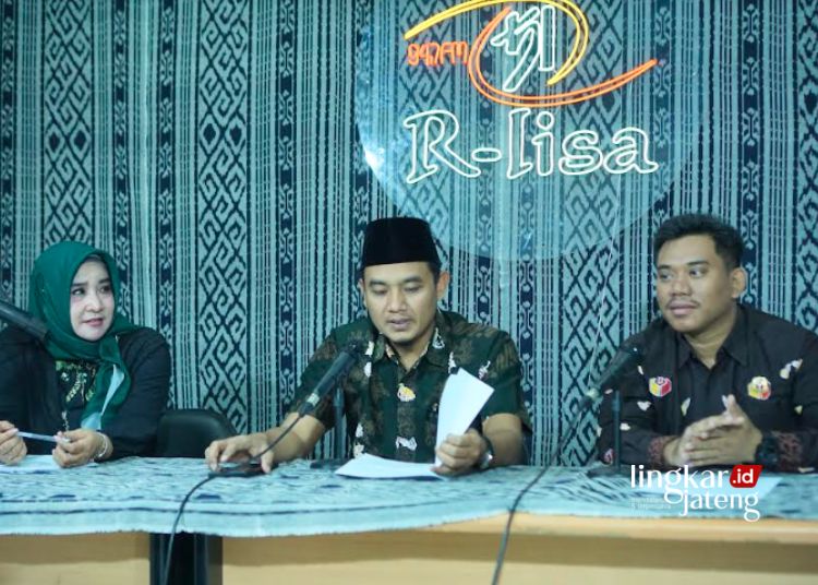 DIALOG: Ketua Dewan Perwakilan Rakyat Daerah (DPRD) Kabupaten Jepara Haizul Ma’arif (tengah) saat Dialog interaktif bersama Ketua Bawaslu Jepara Sujiantoko (kanan) dengan tema "Meneguhkan Pancasila Merawat Kebhinekaan" di Radio R-lisa, Jepara, pada Kamis, 22 Februari 2024. (Tomi Budianto/Lingkarjateng.id)