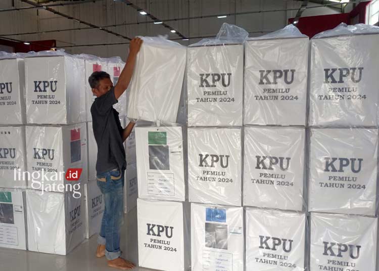 Distribusi Logistik Pemilu 2024 di Grobogan Dipastikan Rampung H-1 Pencoblosan 25 MERAPIKAN: Pekerja sedang merapikan kotak suara yang telah diisi ke surat suara di Gedung Dewi Sri Purwodadi, Kabupaten Grobogan. (Dok. KPU for Lingkar/Lingkarjateng.id)