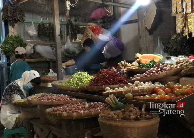 BERNIAGA: Pedagang bahan pokok di Pasar Tradisional Kota Rembang terlihat sedang menunggui lapaknya, Senin, 5 Februari 2024. (Vicky Rio/Lingkarjateng.id)