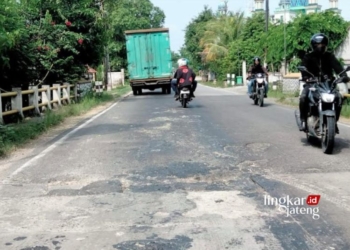 POTRET: Kondisi jalan rusak di salah satu titik jalan provinsi turut Desa Peting, Kecamatan Randublatung, Kabupaten Blora. (Hanafi/Lingkarjateng.id)