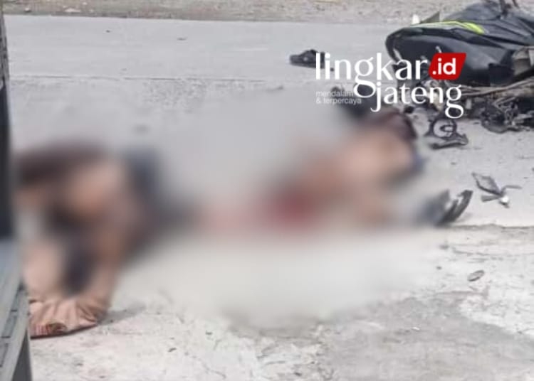 Kecelakaan Maut, 3 Siswa SMP Tewas Terlindas Ban Truk di Grobogan 25 NAHAS : Dua Siswa yang meninggal di tempat akibat laka lantas di Grobogan pada Sabtu, 3 Februari 2024.(Screenshoot Rekaman Warga/Lingkarjateng.id)