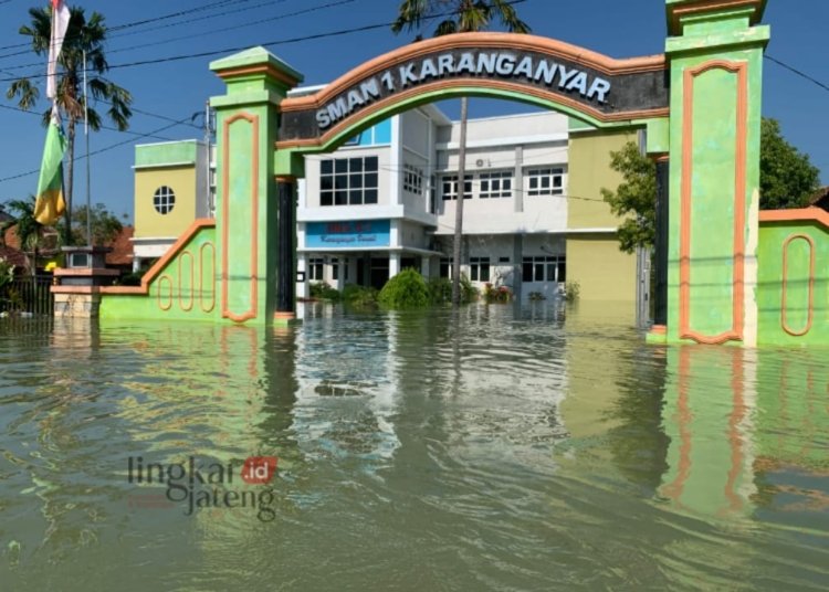 2 Tanggul di Karanganyar Jebol Hari Ini, Banjir Demak Makin Meluas 25 TERENDAM BANJIR: SMA 1 Karanganyar Kabupaten Demak terendam banjir, pada Jumat, 9 Februari 2024. (M. Burhanuddin Aslam/Lingkarjateng.id)