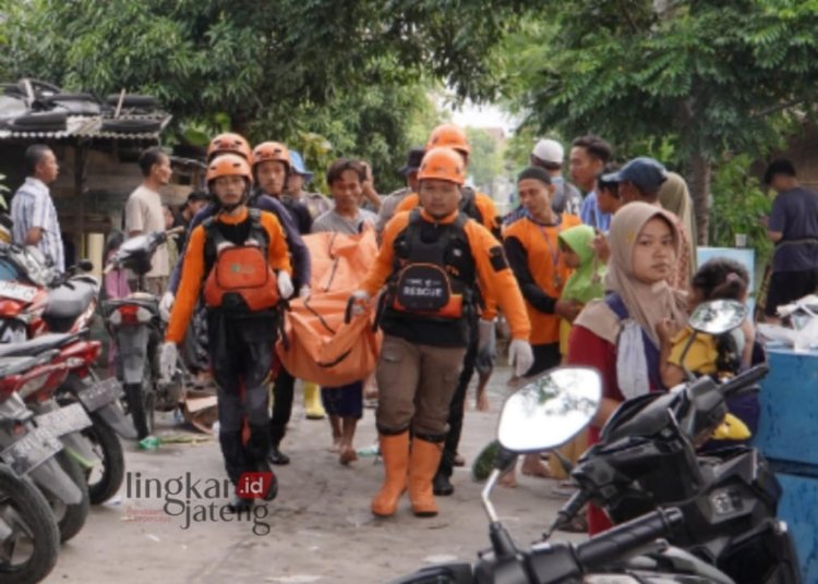 EVAKUASI: Jenazah nenek (80) berhasil dievakuasi. (Muhammad Burhanuddin Aslam/Lingkarjateng.id)