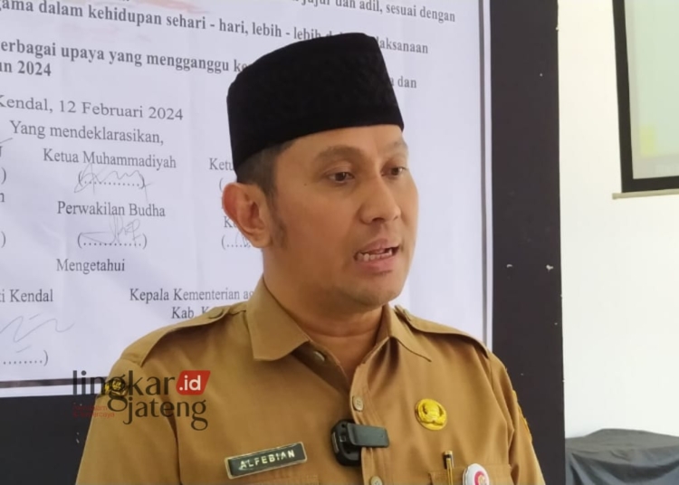 BERI KETERANGAN: Kepala Kesbangpol Kendal, Alfebyan Yolando. (Robison/Lingkarjateng.id)