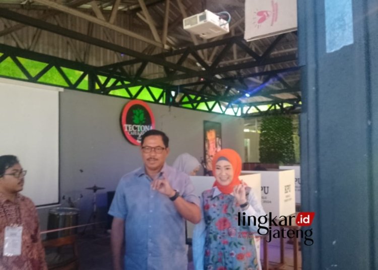 Nana Sudjana Harap Partisipasi Pemilu di Jateng Lebih dari 90 Persen 25 GUNAKAN HAK PILIH: Pj Gubernur Jateng, Nana Sudjana beserta istri menunjukkan jari kelingking bertinta usai menggunakan hak pilih. (Rizky Syahrul Al Fath/Lingkarjateng.id)