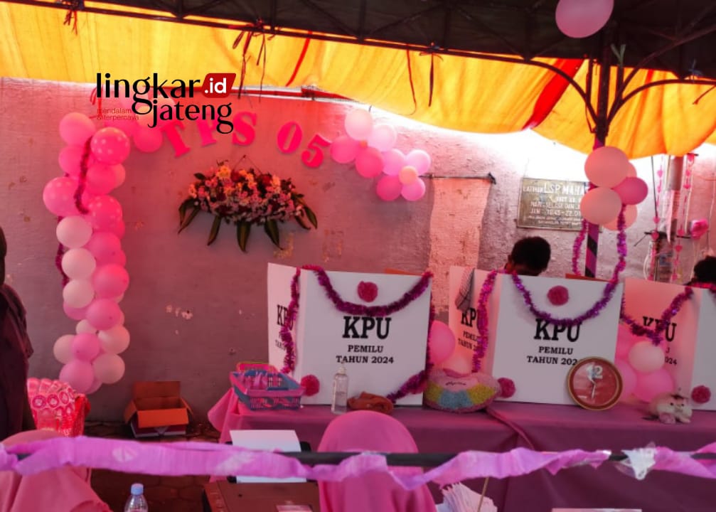 SERBA PINK: Nuansa TPS 05 di Kelurahan Wonodri Kota Semarang dihiasi warna serba pink. (Rizky Syahrul Al Fath/Lingkarjateng.id)