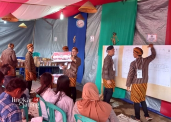 SUASANA KPU : Suasana Kantor KPU Kabupaten Semarang dan juga suasa TPS saar proses penghitungan suara di TPS 004, Desa Derekan, Kecamatan Pringapus, Kabupaten Semarang. (Hesty Imaniar/Lingkarjateng.id)