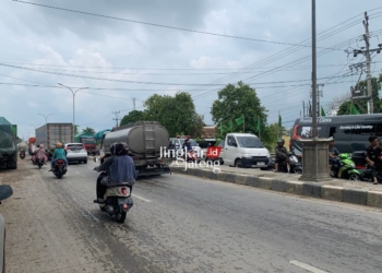 ARUS LALU LINTAS: Kendaraan sudah banyak melintas di Jalan Pantura Karanganyar Demak-Kudus, Minggu, 18 Februari 2024. (M Burhanudin Aslam/Lingkarjateng.id)
