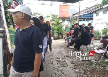 Suasana rumah duka Iptu Wahyudi di Jalan Jangli Tlawah RT 04 RW 05 Kelurahan Karanganyar Gunung, Kecamatan Candisari, Semarang, Minggu, 18 Februari 2024. (Rizky Syahrul/Lingkarjateng.id)